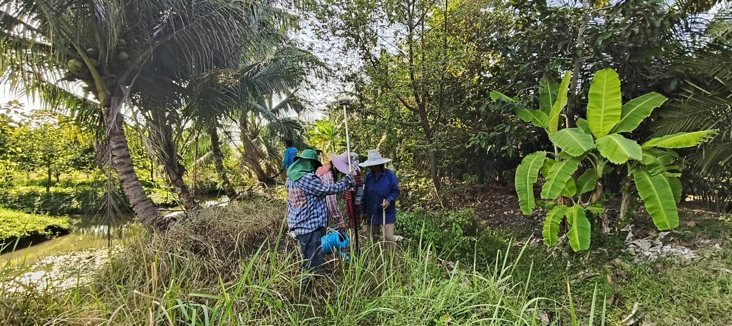 title - นายจักรพงศ์ วรเสฏฐ์ฐากูร นายช่างสำรวจอาวุโส และนายศักดิ์สิทธิ์ พรายระหาร ผู้ช่วยนายช่างสำรวจ ดำเนินการรังวัด ตามที่องค์การบริหารส่วนตำบลบึงชำอ้อ ขออนุญาตใช้ที่ดินเพื่อกิจการสาธารณูปโภค ในเขตปฏิรูปที่ดิน เพื่อปรับปรุงถนนท้ายซอยปฏิรูปที่ 1-12 กลุ่มที่ 152 ตำบลบึงชำอ้อ อำเภอหนองเสือ จังหวัดปทุมธานี